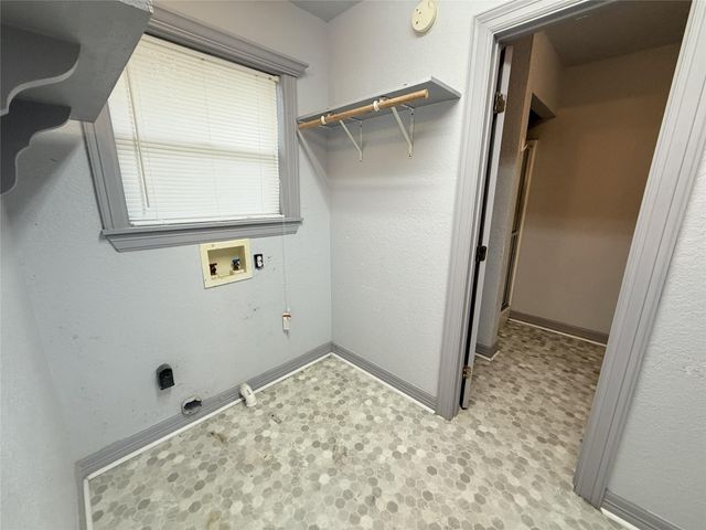 724 S Morgan Street, Angleton, TX 77515