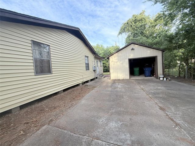 724 S Morgan Street, Angleton, TX 77515