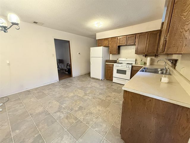 724 S Morgan Street, Angleton, TX 77515