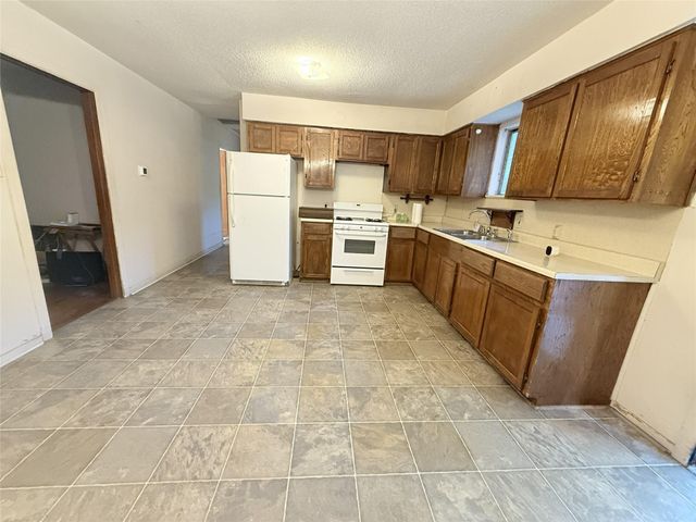 724 S Morgan Street, Angleton, TX 77515