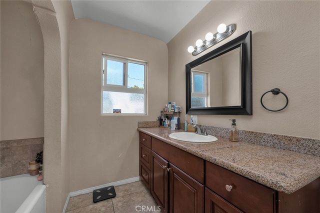 1617 W 80th Street, Los Angeles, CA 90047