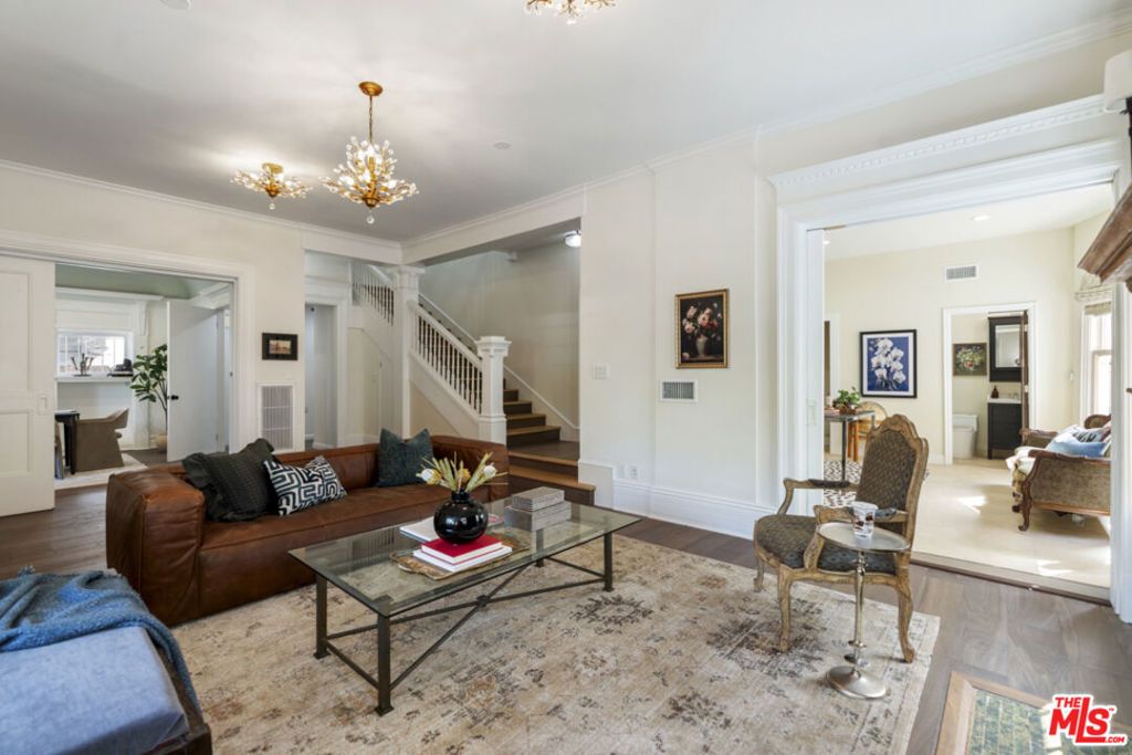 Image 10 of property listing at 1810 Westmoreland Boulevard, Los Angeles, CA 90006