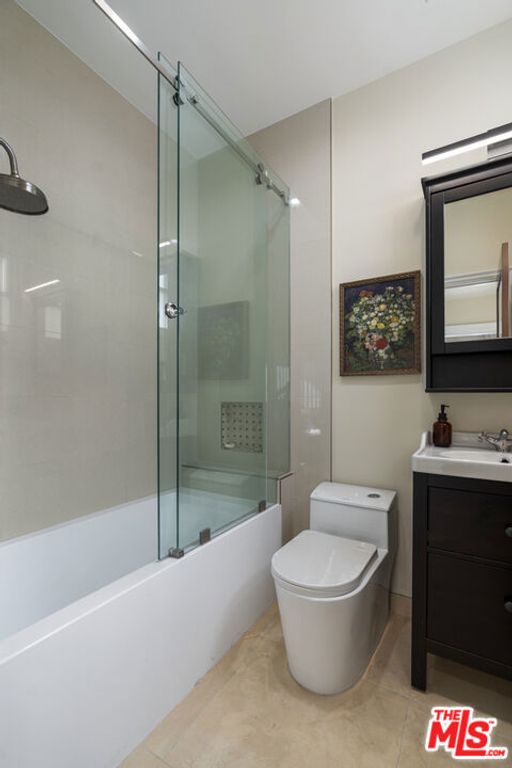 Image 13 of property listing at 1810 Westmoreland Boulevard, Los Angeles, CA 90006