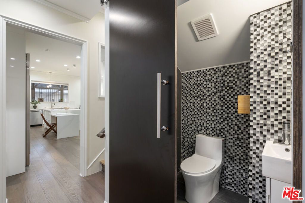 Image 16 of property listing at 1810 Westmoreland Boulevard, Los Angeles, CA 90006