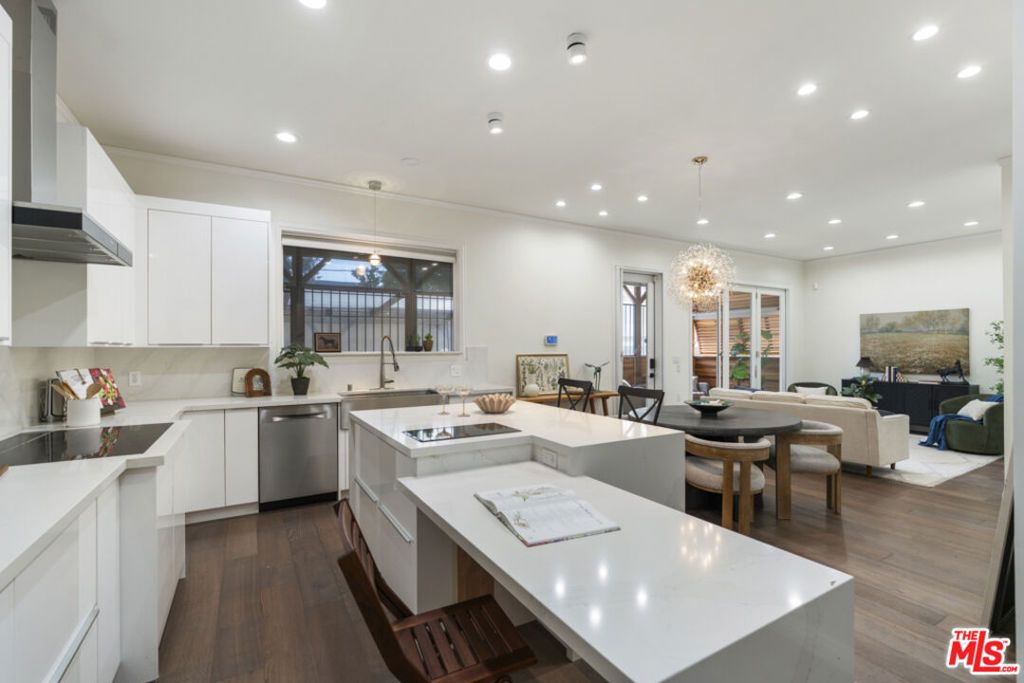 Image 17 of property listing at 1810 Westmoreland Boulevard, Los Angeles, CA 90006