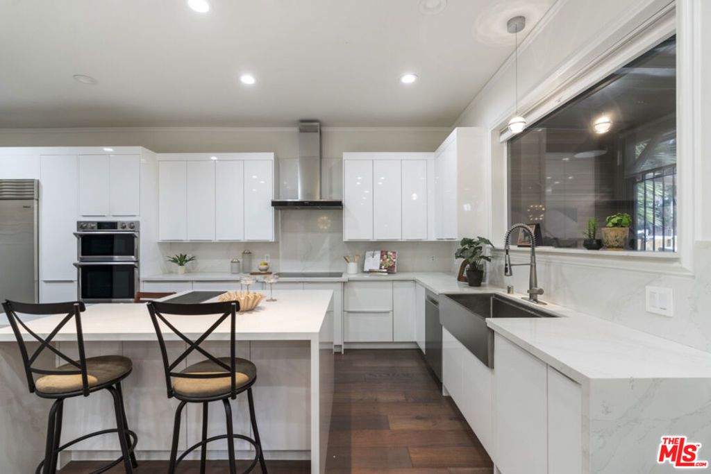 Image 2 of property listing at 1810 Westmoreland Boulevard, Los Angeles, CA 90006