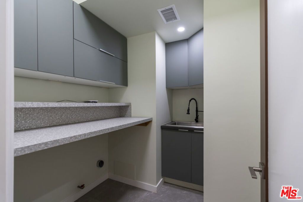 Image 33 of property listing at 1810 Westmoreland Boulevard, Los Angeles, CA 90006