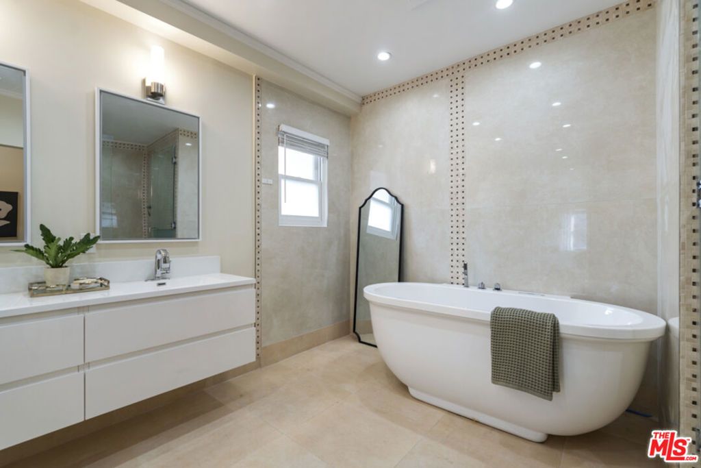 Image 4 of property listing at 1810 Westmoreland Boulevard, Los Angeles, CA 90006