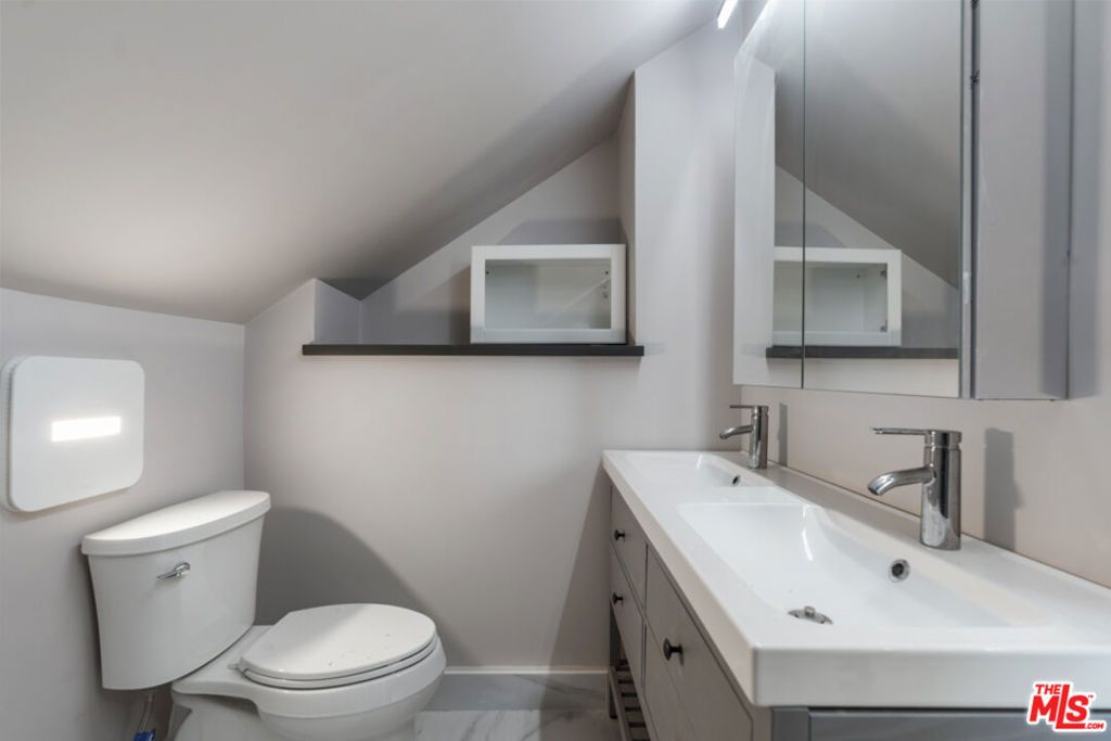 Image 43 of property listing at 1810 Westmoreland Boulevard, Los Angeles, CA 90006
