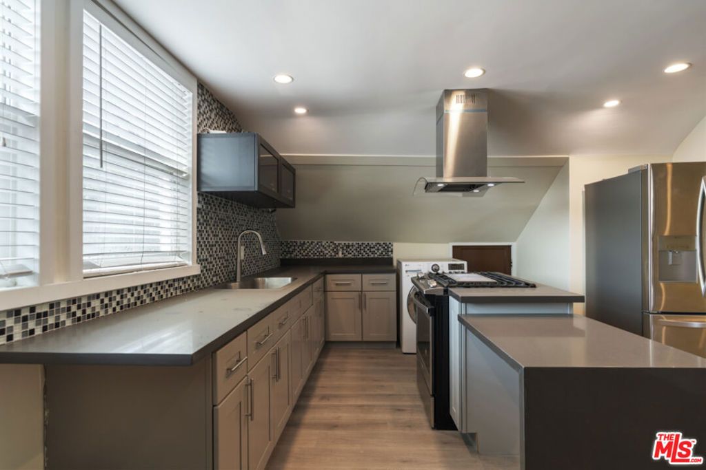 Image 6 of property listing at 1810 Westmoreland Boulevard, Los Angeles, CA 90006