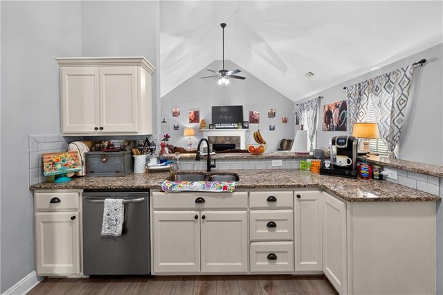 212 Burnt Hickory Lane SE, Calhoun, GA 30701