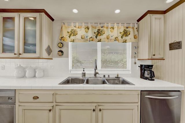 10353 Oak Ranch Lane, Escondido, CA 92026