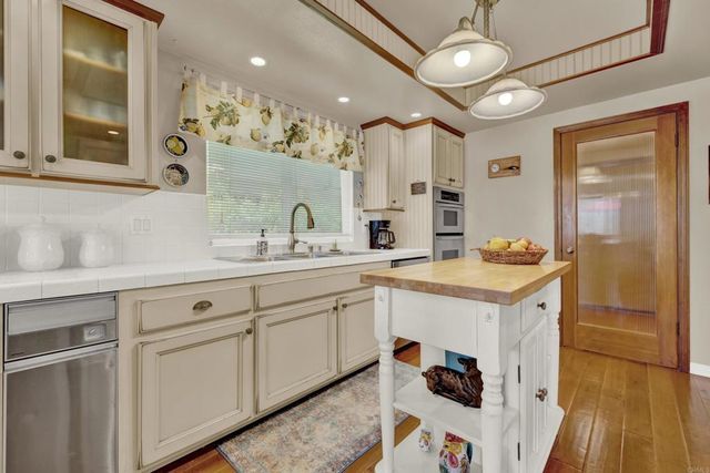 10353 Oak Ranch Lane, Escondido, CA 92026