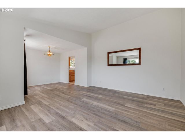 18918 HIGHLAND Dr, Oregon City, OR 97045