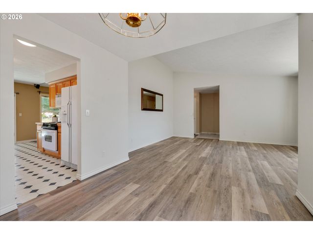 18918 HIGHLAND Dr, Oregon City, OR 97045