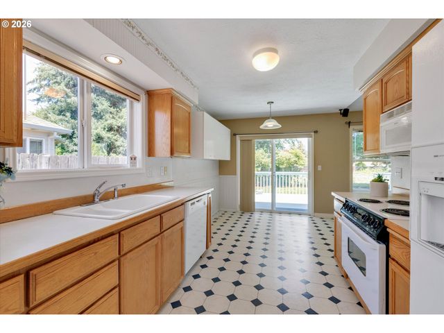 18918 HIGHLAND Dr, Oregon City, OR 97045