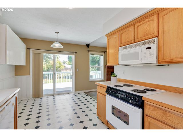 18918 HIGHLAND Dr, Oregon City, OR 97045