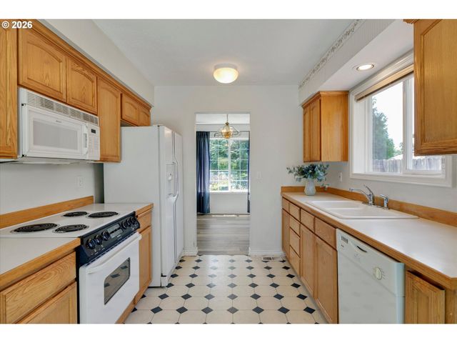 18918 HIGHLAND Dr, Oregon City, OR 97045