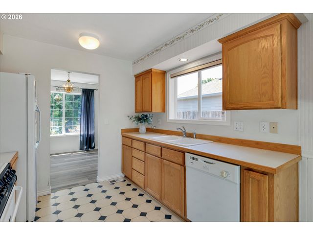 18918 HIGHLAND Dr, Oregon City, OR 97045