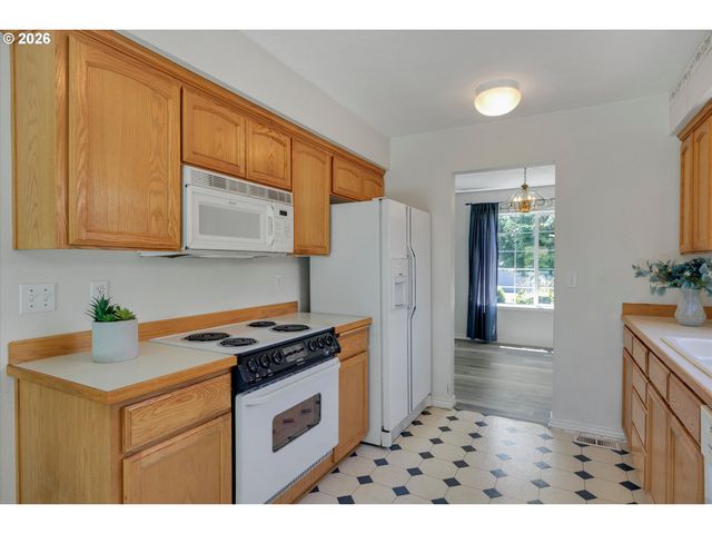 18918 HIGHLAND Dr, Oregon City, OR 97045