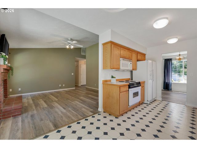 18918 HIGHLAND Dr, Oregon City, OR 97045