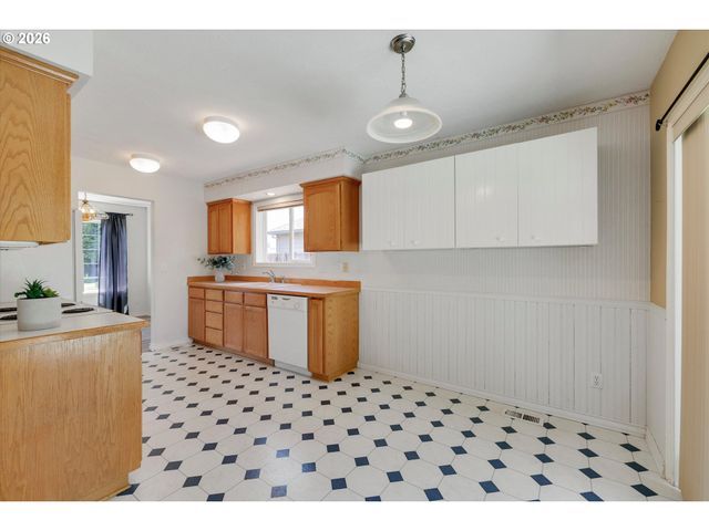 18918 HIGHLAND Dr, Oregon City, OR 97045