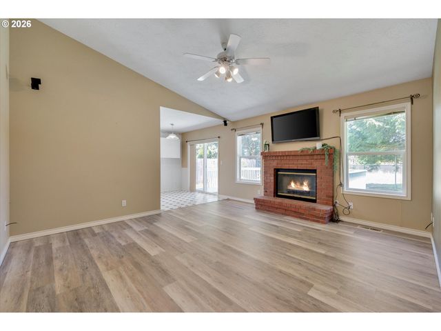 18918 HIGHLAND Dr, Oregon City, OR 97045