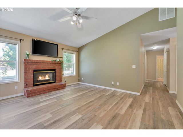 18918 HIGHLAND Dr, Oregon City, OR 97045