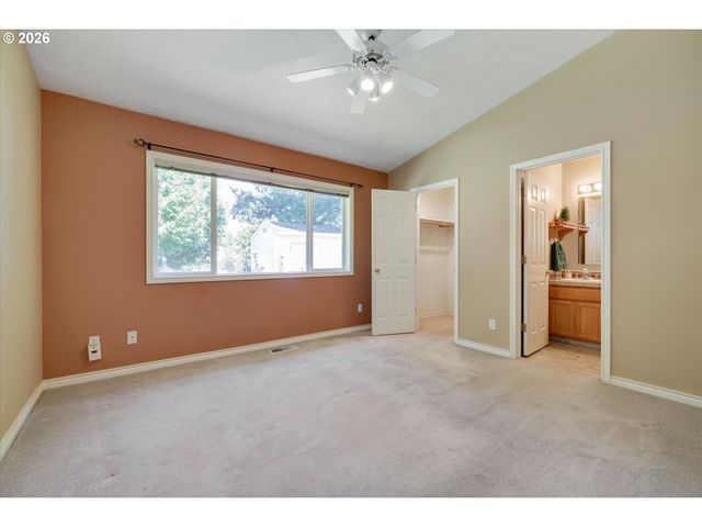 18918 HIGHLAND Dr, Oregon City, OR 97045