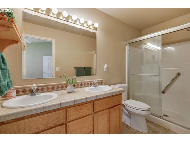 18918 HIGHLAND Dr, Oregon City, OR 97045