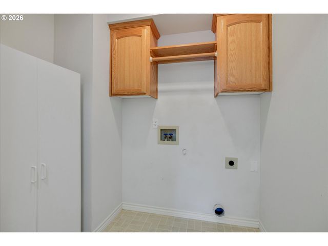18918 HIGHLAND Dr, Oregon City, OR 97045