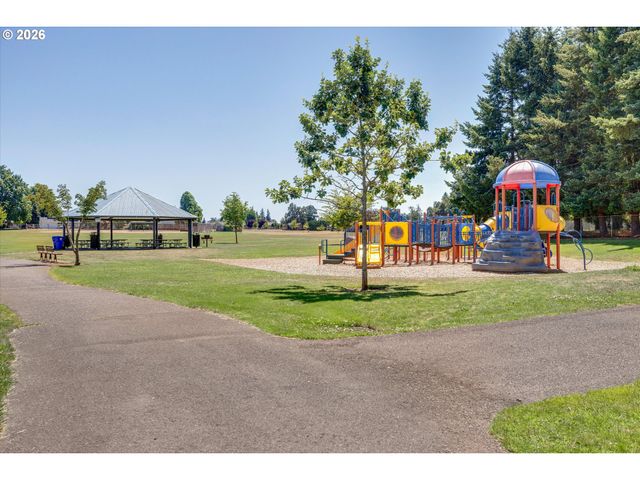 18918 HIGHLAND Dr, Oregon City, OR 97045