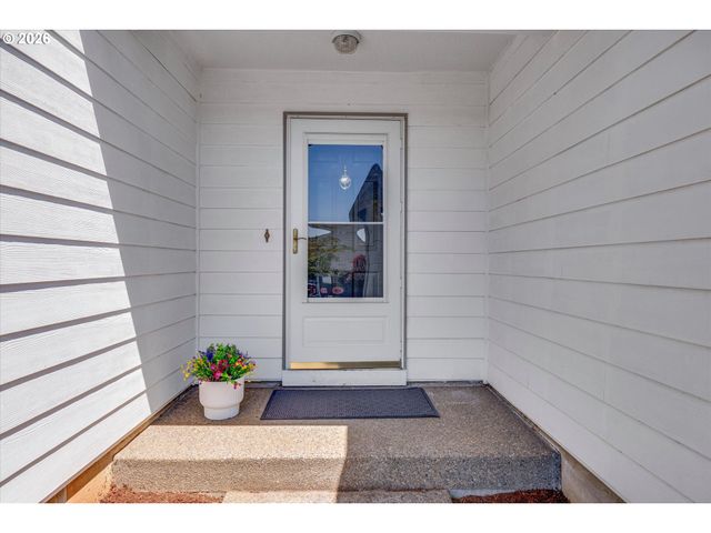18918 HIGHLAND Dr, Oregon City, OR 97045