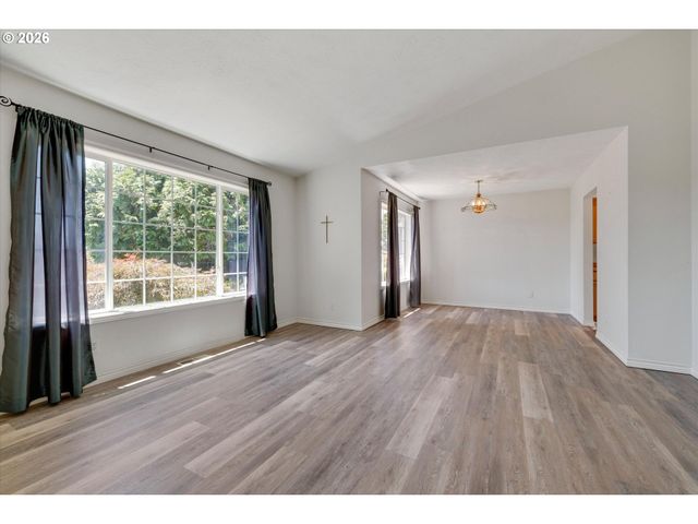 18918 HIGHLAND Dr, Oregon City, OR 97045