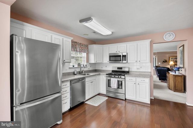 2 CLIFFORD DR, Mount Laurel, NJ 08054