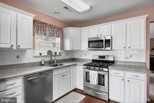 2 CLIFFORD DR, Mount Laurel, NJ 08054