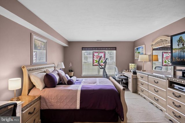 2 CLIFFORD DR, Mount Laurel, NJ 08054