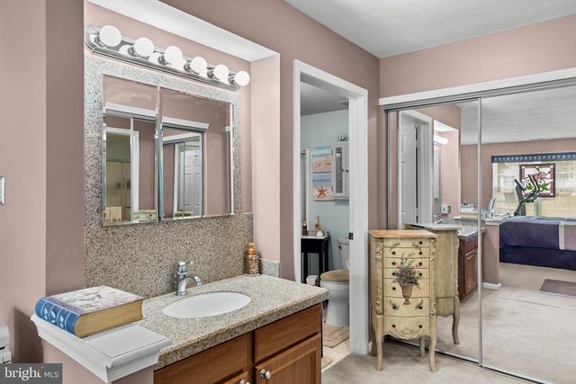 2 CLIFFORD DR, Mount Laurel, NJ 08054
