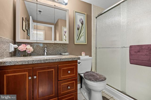2 CLIFFORD DR, Mount Laurel, NJ 08054