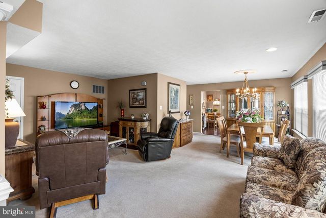 2 CLIFFORD DR, Mount Laurel, NJ 08054