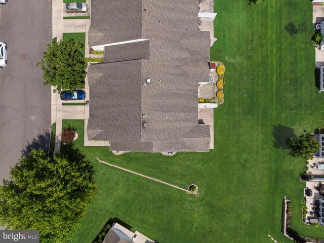 2 CLIFFORD DR, Mount Laurel, NJ 08054