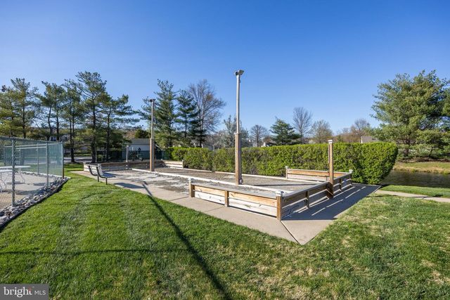 2 CLIFFORD DR, Mount Laurel, NJ 08054