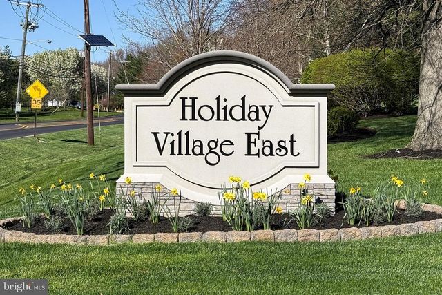 2 CLIFFORD DR, Mount Laurel, NJ 08054