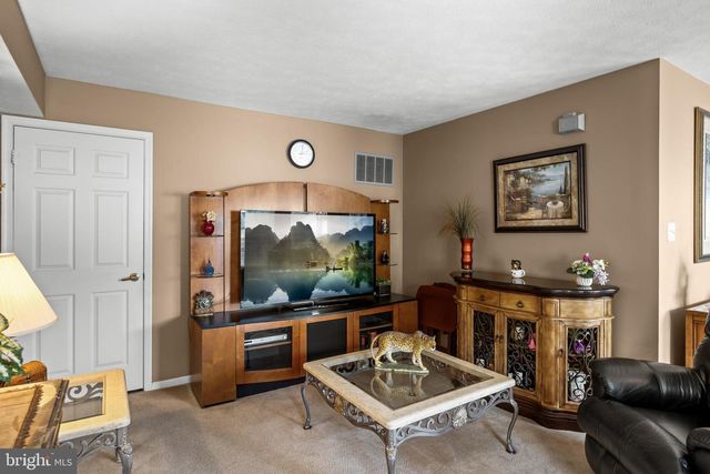 2 CLIFFORD DR, Mount Laurel, NJ 08054