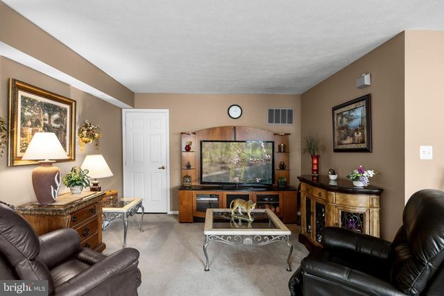 2 CLIFFORD DR, Mount Laurel, NJ 08054