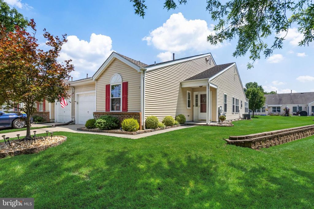 2 CLIFFORD DR, Mount Laurel, NJ 08054