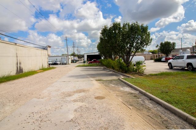 2408-2409 S Park Avenue, Pearland, TX 77581