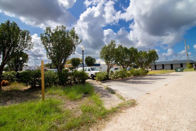 2408-2409 S Park Avenue, Pearland, TX 77581