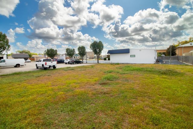 2408-2409 S Park Avenue, Pearland, TX 77581
