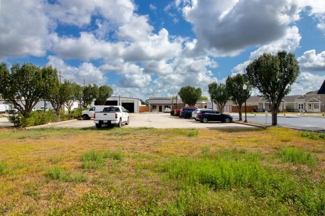 2408-2409 S Park Avenue, Pearland, TX 77581